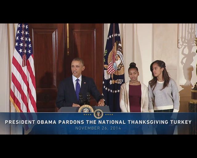 Znudzone i źle ubrane Obamówny podczas ułaskawiania indyka
