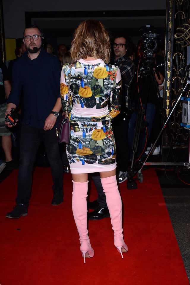 Kiedyś nosiła workowate dżinsy, dziś... różowe kozaczki (ZDJĘCIA) Kiedyś nosiła workowate dżinsy, dziś... różowe kozaczki (ZDJĘCIA)