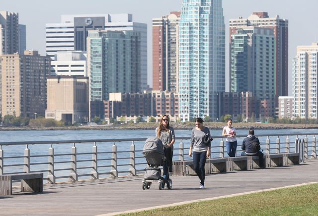 Szczuplutka Olivia Wilde na spacerze z synkiem (FOTO) 