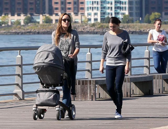Szczuplutka Olivia Wilde na spacerze z synkiem (FOTO) 