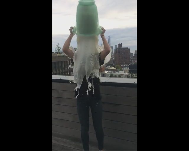 Czego Olivia Wilde użyła w swoim splashu zamiast wody?