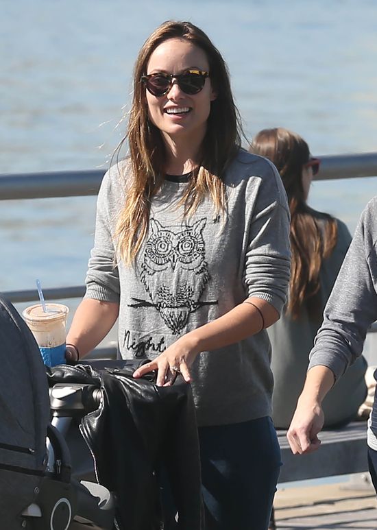 Szczuplutka Olivia Wilde na spacerze z synkiem (FOTO) 
