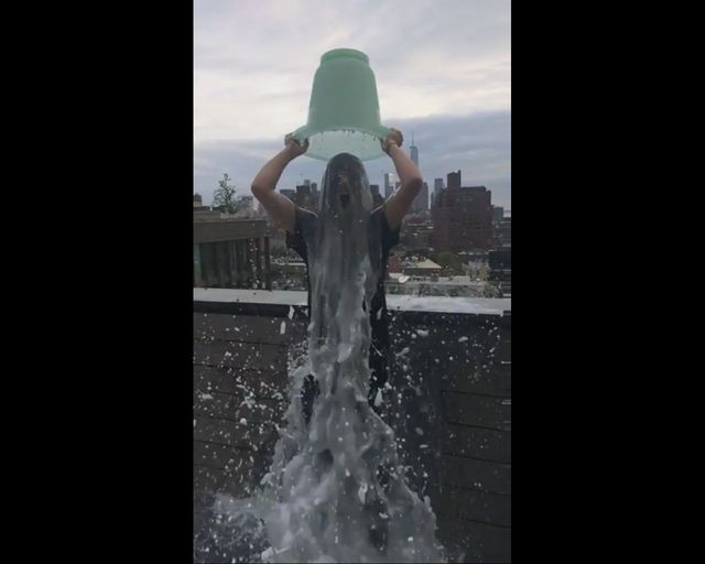 Czego Olivia Wilde użyła w swoim splashu zamiast wody?