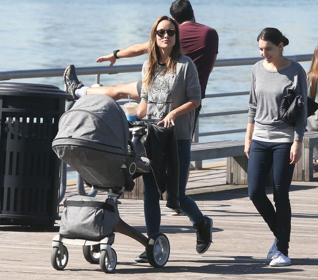 Szczuplutka Olivia Wilde na spacerze z synkiem (FOTO) 