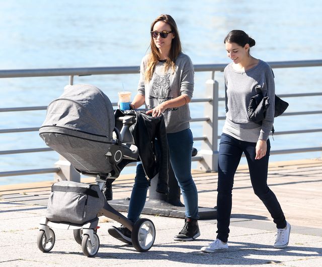 Szczuplutka Olivia Wilde na spacerze z synkiem (FOTO) 