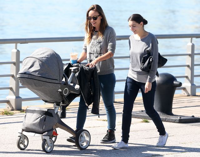 Szczuplutka Olivia Wilde na spacerze z synkiem (FOTO) 