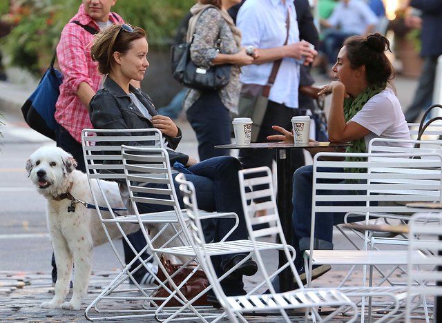 Olivia Wilde na kawie z przyjaciółką (FOTO)