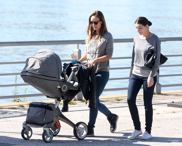Szczuplutka Olivia Wilde na spacerze z synkiem (FOTO) 