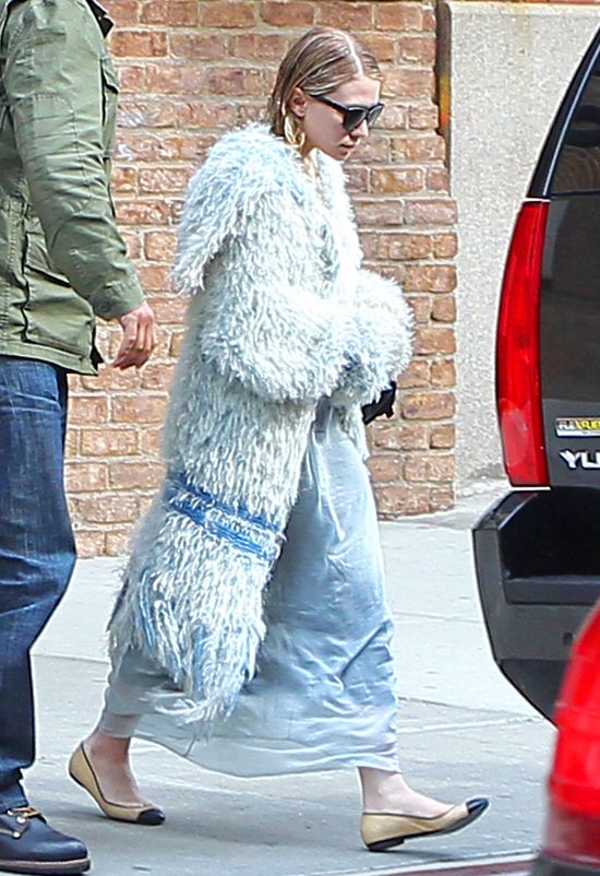 Ashley Olsen w za dużym płaszczu