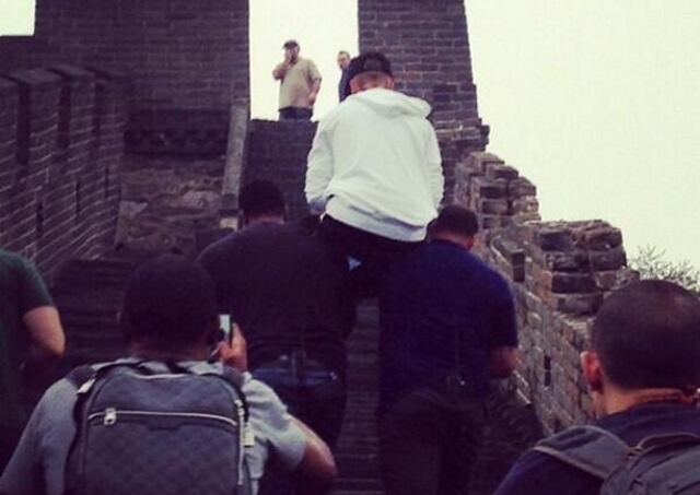 Justin Bieber kazał się nieść przez Mur Chiński (FOTO) Justin Bieber kazał się nieść przez Mur Chiński (FOTO)