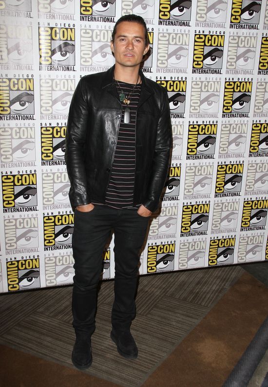 Bloom tłumaczy się z całowania pani Packer