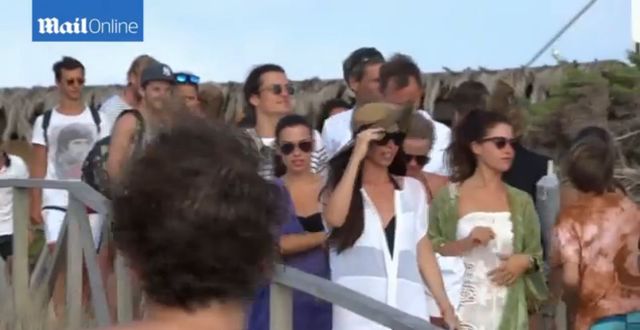 Orlando Bloom przyłapany na gorących całusach z... (FOTO)