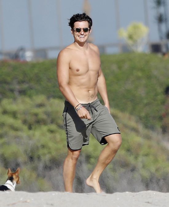 Goła klata Orlando Blooma i słodki synek (FOTO)