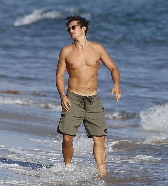 Goła klata Orlando Blooma i słodki synek (FOTO)