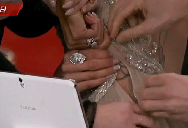 Komu pękł zamek w osacrowej sukni? (FOTO)