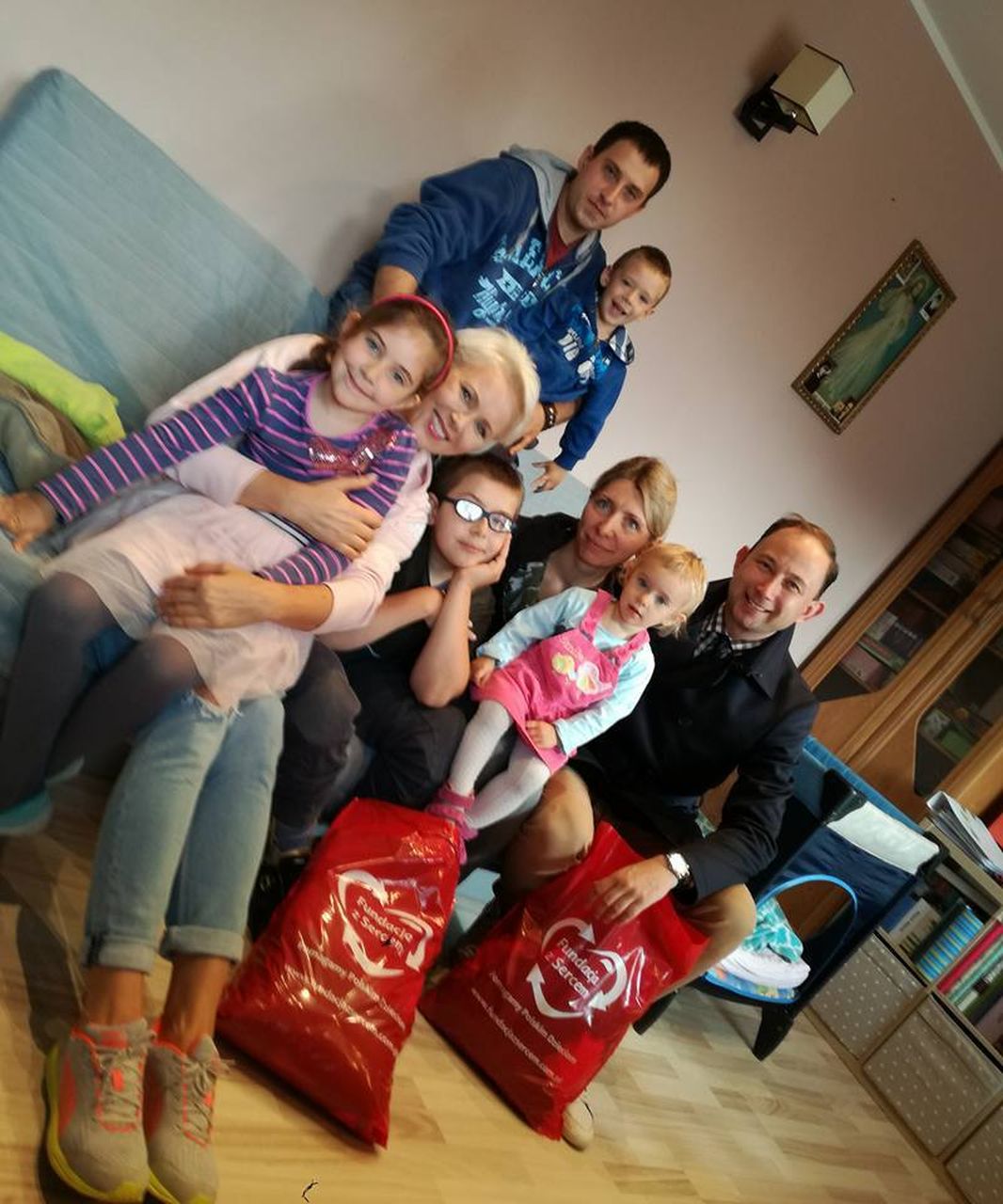 Gwiazdy pomagają: Jarosław Milner z Anną Samusionek z paczką z sercem u Patryka