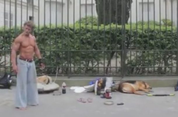 Bezdomny urządził sobie siłownię na paryskiej ulicy [VIDEO]