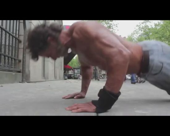 Bezdomny urządził sobie siłownię na paryskiej ulicy [VIDEO]