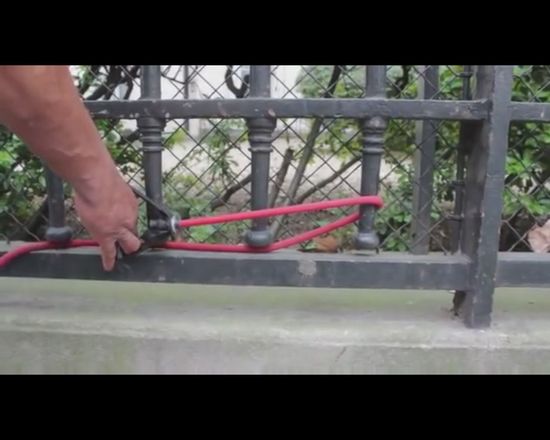 Bezdomny urządził sobie siłownię na paryskiej ulicy [VIDEO]