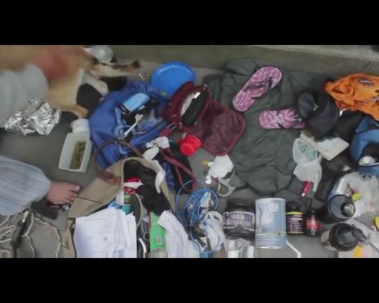 Bezdomny urządził sobie siłownię na paryskiej ulicy [VIDEO]