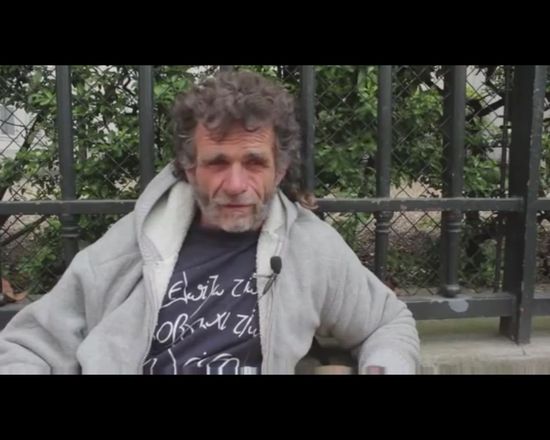 Bezdomny urządził sobie siłownię na paryskiej ulicy [VIDEO]