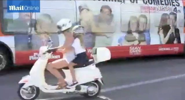 Gwyneth Paltrow wyjechała wprost pod koła autobusu! (FOTO)