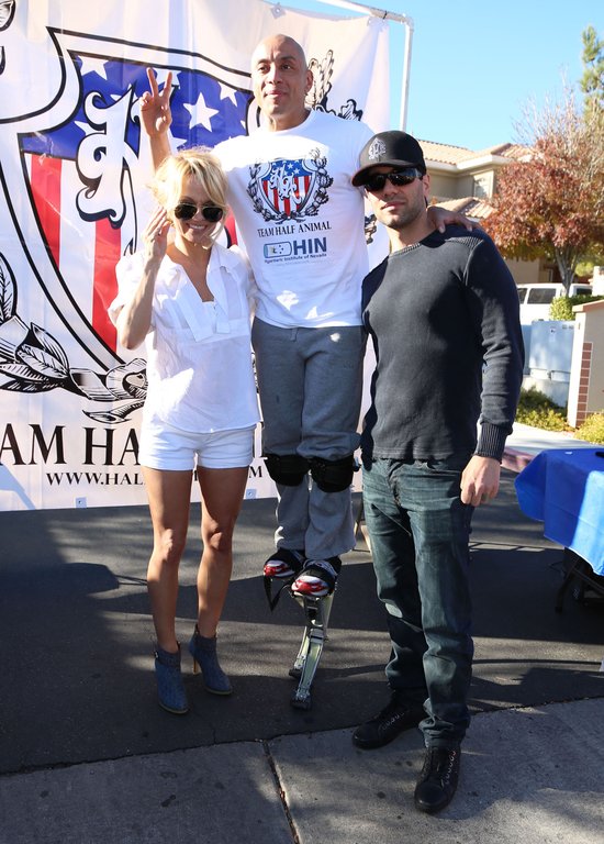 Nie wygląda na zmartwioną ponad milionowym długiem (FOTO)