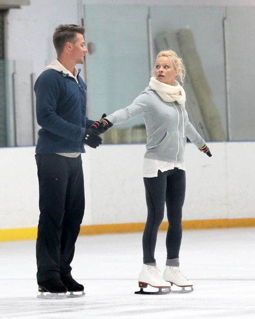 Pamela Anderson odpadła z Tańca na lodzie (VIDEO)