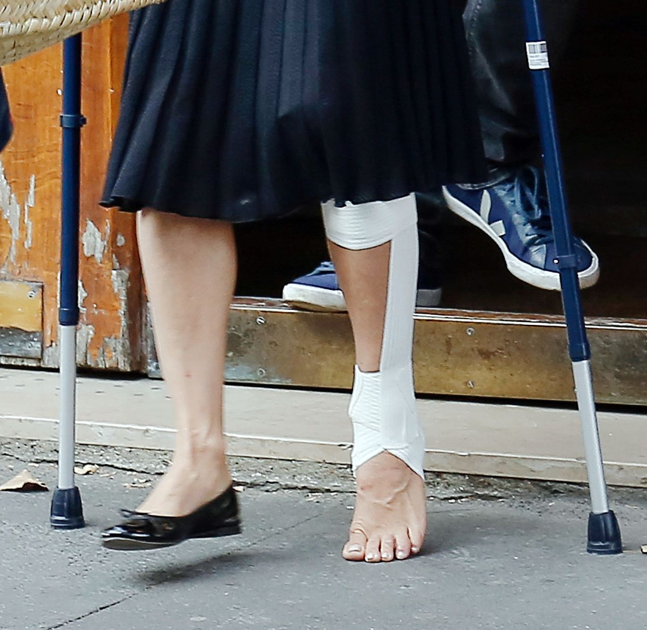 Obolała Pamela Anderson wychodzi od lekarza o kulach (ZDJĘCIA) Obolała Pamela Anderson wychodzi od lekarza o kulach (ZDJĘCIA)