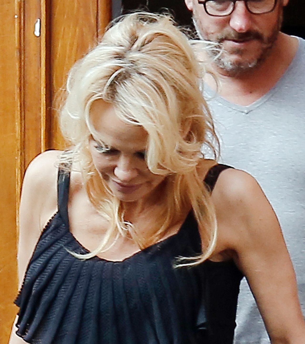 Obolała Pamela Anderson wychodzi od lekarza o kulach (ZDJĘCIA) Obolała Pamela Anderson wychodzi od lekarza o kulach (ZDJĘCIA)