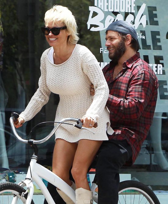 Pamela Anderson wiozi męża (FOTO)