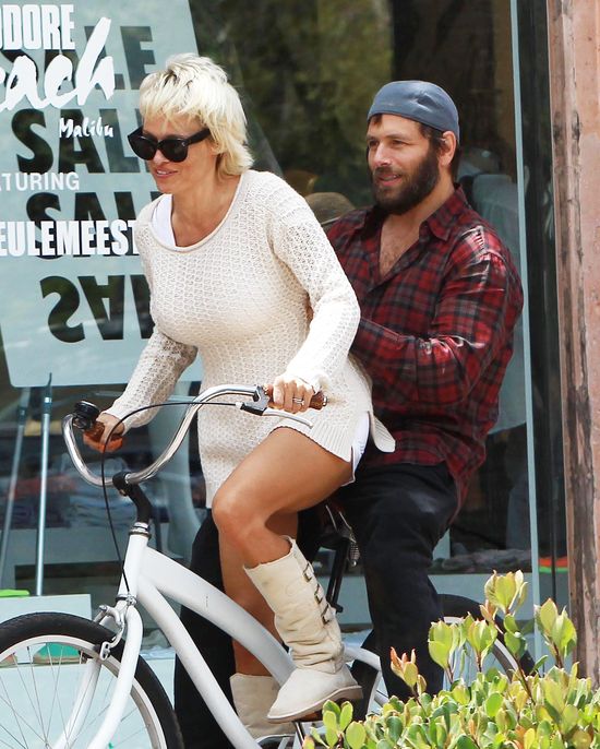 Pamela Anderson wiozi męża (FOTO)