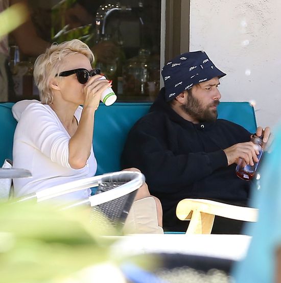 Ups! Zapomniała spodni i świeciła bielizną (FOTO)