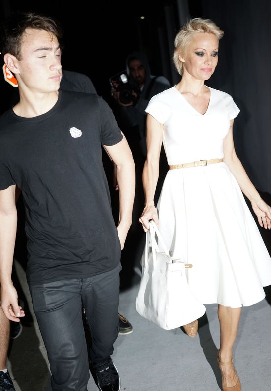 Synowie Pameli Anderson niczym ochroniarze (FOTO) Synowie Pameli Anderson niczym ochroniarze (FOTO)