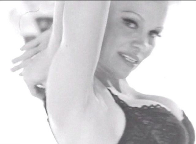 Pamela Anderson jak za starych dobrych czasów (VIDEO)