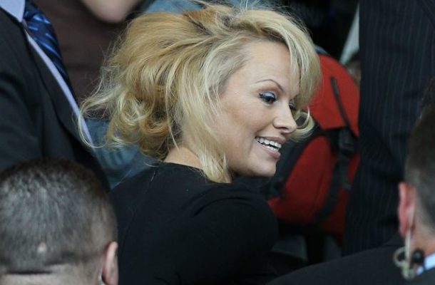 56-letnia Pamela Anderson? Paris Fashion Week ma nową ikonę stylu!