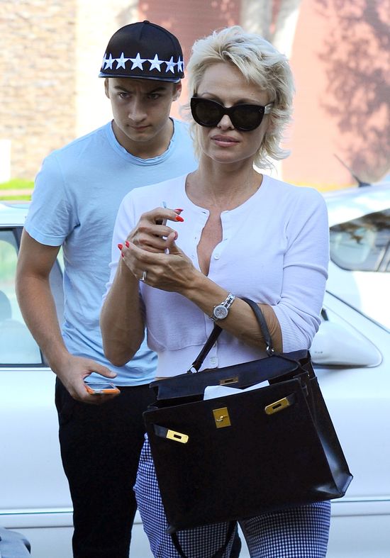 Pamela Anderson zabrała syna na obiad (FOTO)