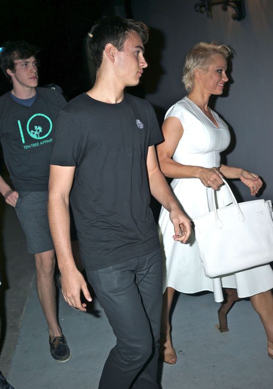 Synowie Pameli Anderson niczym ochroniarze (FOTO) Synowie Pameli Anderson niczym ochroniarze (FOTO)