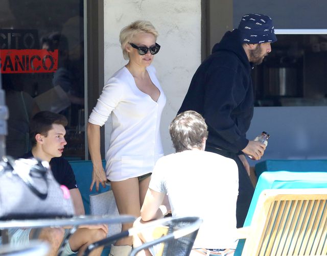 Ups! Zapomniała spodni i świeciła bielizną (FOTO)