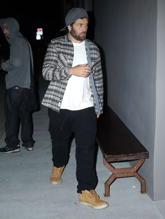 Synowie Pameli Anderson niczym ochroniarze (FOTO) Synowie Pameli Anderson niczym ochroniarze (FOTO)