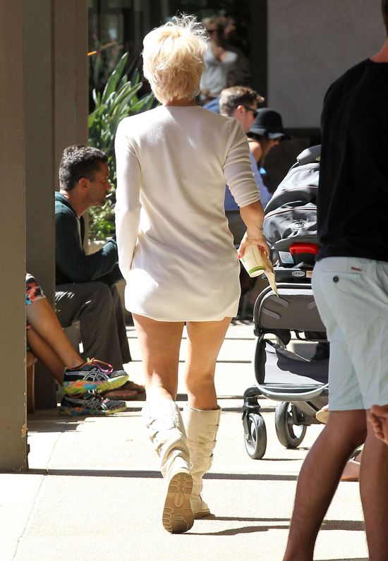 Ups! Zapomniała spodni i świeciła bielizną (FOTO)