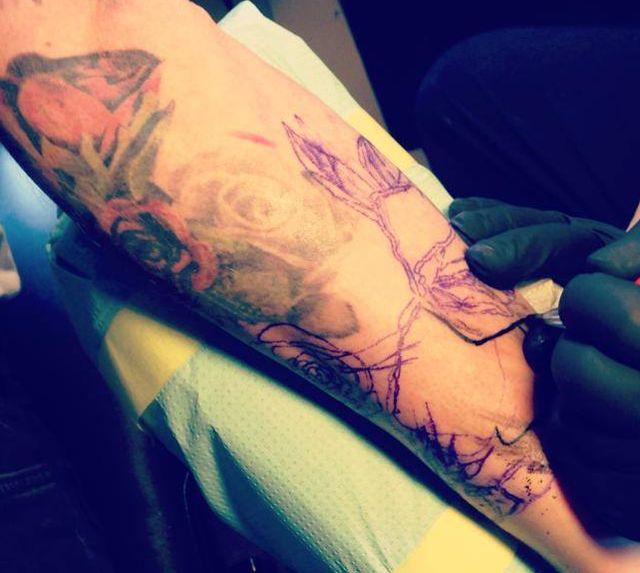 Który polski projektant robi sobie nowy tatuaż? (FOTO)