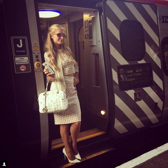 Paris Hilton przeżywa jazdę pociągiem
