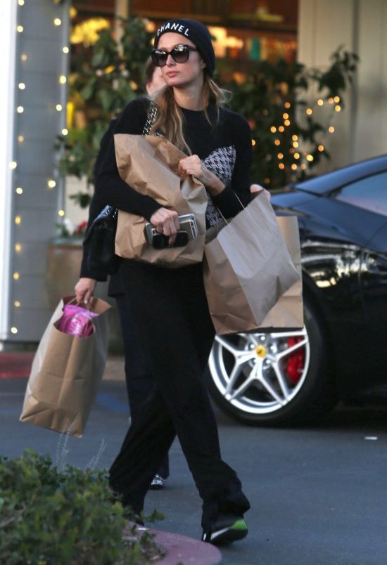 Dla niej dwa telefony to za mało (FOTO)