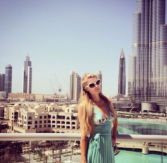 Khloe Kardashian bawi się z siostrami Hilton (FOTO)