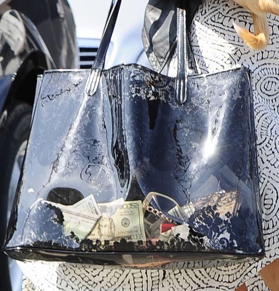 Tymczasem w torebce milionerki... (FOTO)