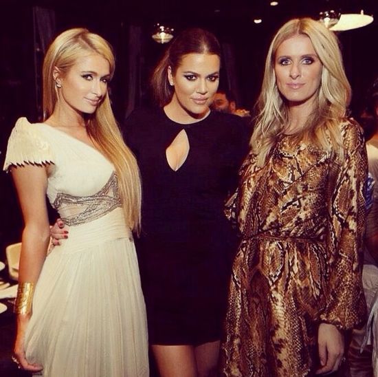 Khloe Kardashian bawi się z siostrami Hilton (FOTO)