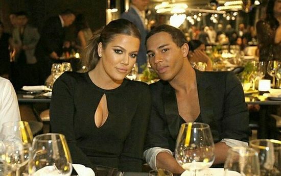 Khloe Kardashian bawi się z siostrami Hilton (FOTO)