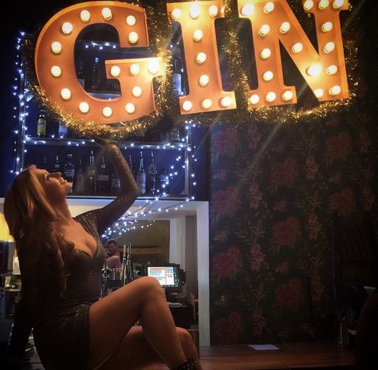  W wieku 33 lat zdecydowała się na powiększenie piersi?