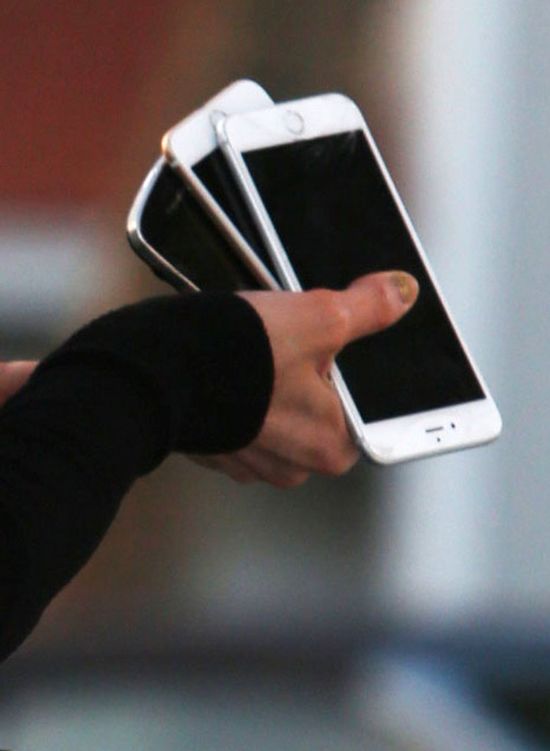 Dla niej dwa telefony to za mało (FOTO)